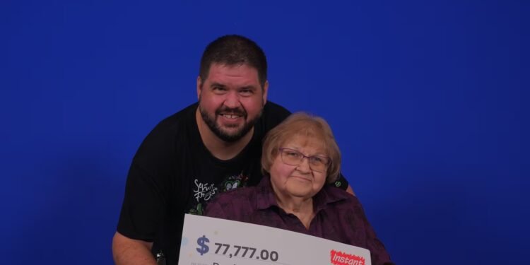 10 വർഷത്തെ പതിവ് തെറ്റിച്ചില്ല; വിൻഡ്സറിൽ അമ്മയെയും മകനെയും തേടി ഒടുവിൽ വമ്പൻ ഭാഗ്യം 1 10 വർഷത്തെ പതിവ് തെറ്റിച്ചില്ല; വിൻഡ്സറിൽ അമ്മയെയും മകനെയും തേടി ഒടുവിൽ വമ്പൻ ഭാഗ്യം