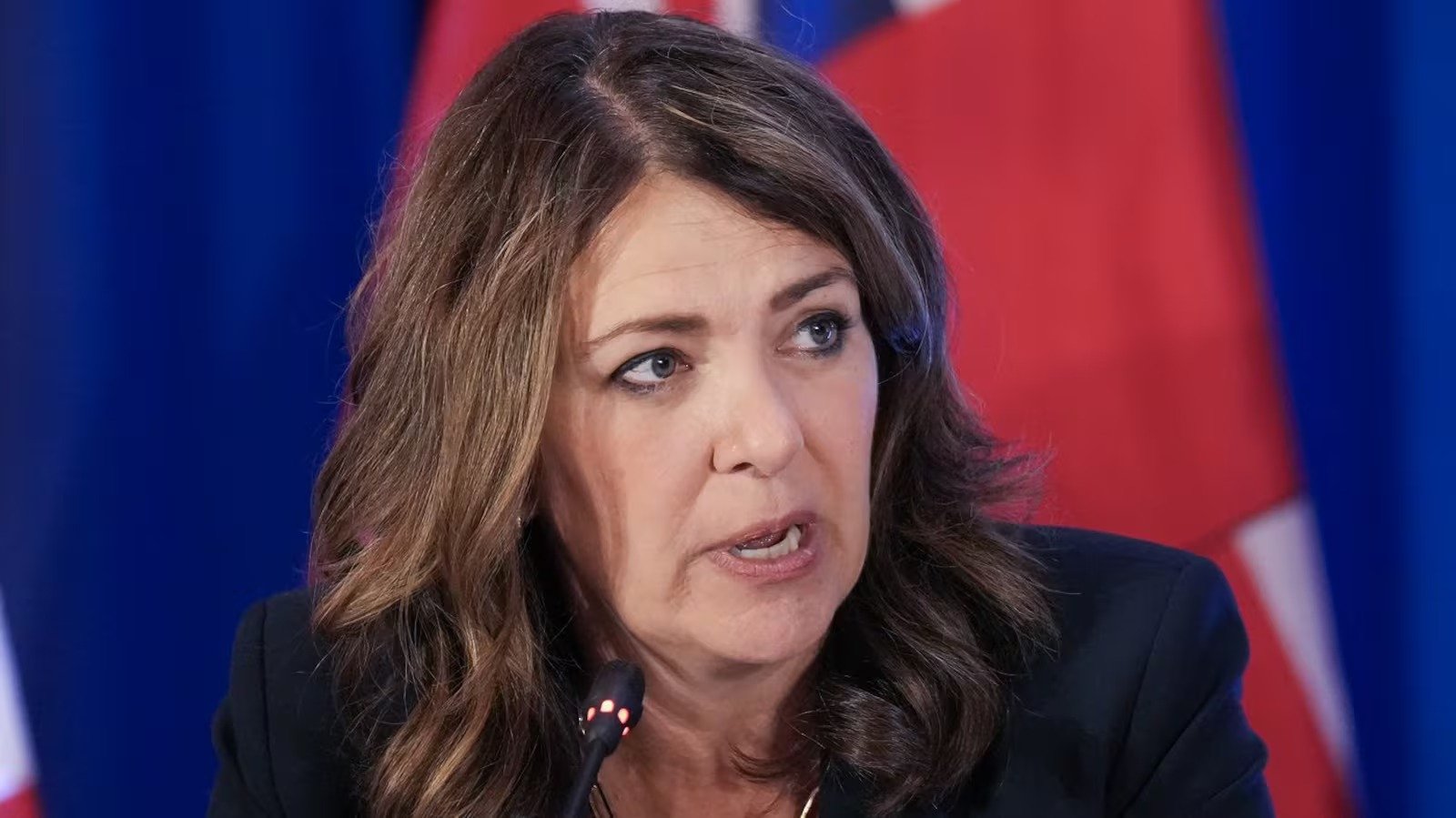 ട്രാൻസ്‌ജെൻഡർ വിഷയത്തിൽ കാനഡയിൽ വിവാദം; ‘നോട്ട്‌വിത്ത്‌സ്റ്റാൻഡിംഗ് ക്ലോസ്’ ഉപയോഗിക്കുമെന്ന് ആൽബെർട്ട പ്രീമിയർ