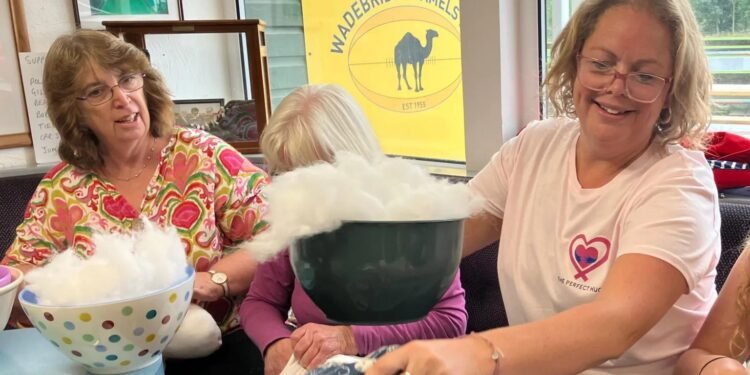 ശസ്ത്രക്രിയക്ക് ശേഷം ആശ്വാസം തേടുന്നവർക്ക് 'ഒരു ഹഗ്'; കാൻസർ രോഗിയെ സഹായിക്കാൻ ഹൃദയത്തോട് ചേർത്തൊരു തലയിണ 1 ശസ്ത്രക്രിയക്ക് ശേഷം ആശ്വാസം തേടുന്നവർക്ക് ‘ഒരു ഹഗ്’; കാൻസർ രോഗിയെ സഹായിക്കാൻ ഹൃദയത്തോട് ചേർത്തൊരു തലയിണ