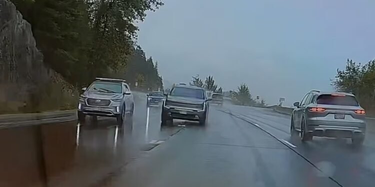 അപകടങ്ങൾ ഒഴിവായത് തലനാരിഴയ്ക്ക്; താത്കാലിക റോഡ് ലൈനുകൾ ഡ്രൈവർമാരെ ആശയക്കുഴപ്പത്തിലാക്കുന്നു 1 അപകടങ്ങൾ ഒഴിവായത് തലനാരിഴയ്ക്ക്; താത്കാലിക റോഡ് ലൈനുകൾ ഡ്രൈവർമാരെ ആശയക്കുഴപ്പത്തിലാക്കുന്നു