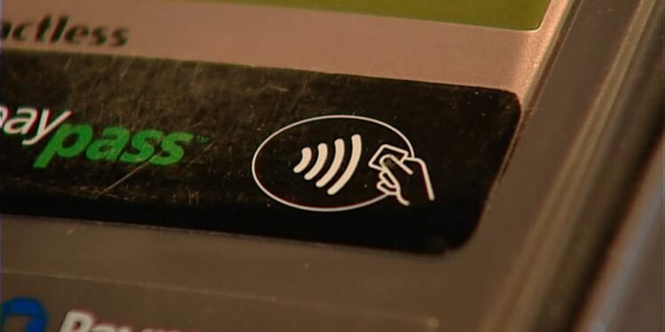 ഷോപ്പിംഗ് ശ്രദ്ധിച്ച്‌ ചെയ്യുക: ‘പിൻ ചെക്കിങ്’ തട്ടിപ്പുമായി മോഷ്ടാക്കൾ; പോലീസ് മുന്നറിയിപ്പ്