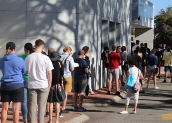 ഗ്രോസറി സ്റ്റോർ ജോലിക്ക് നൂറുകണക്കിന് അപേക്ഷകർ; കാനഡയിൽ തൊഴിലില്ലായ്മ രൂക്ഷം