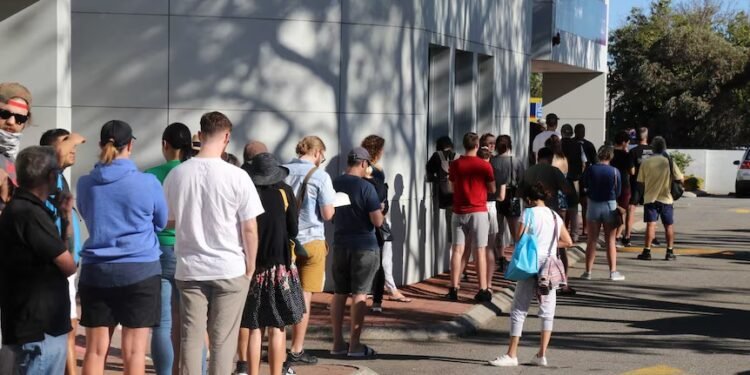 ഗ്രോസറി സ്റ്റോർ ജോലിക്ക് നൂറുകണക്കിന് അപേക്ഷകർ; കാനഡയിൽ തൊഴിലില്ലായ്മ രൂക്ഷം 1 ഗ്രോസറി സ്റ്റോർ ജോലിക്ക് നൂറുകണക്കിന് അപേക്ഷകർ; കാനഡയിൽ തൊഴിലില്ലായ്മ രൂക്ഷം