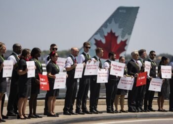 വോട്ടെടുപ്പിന് തൊട്ടുമുമ്പ് യൂണിയന്റെ “അബദ്ധം”; എയർ കാനഡ ഫ്ലൈറ്റ് അറ്റൻഡന്റ്‌സ് വിവാദത്തിൽ