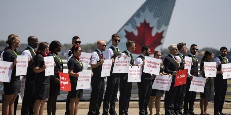 വോട്ടെടുപ്പിന് തൊട്ടുമുമ്പ് യൂണിയന്റെ “അബദ്ധം”; എയർ കാനഡ ഫ്ലൈറ്റ് അറ്റൻഡന്റ്‌സ് വിവാദത്തിൽ
