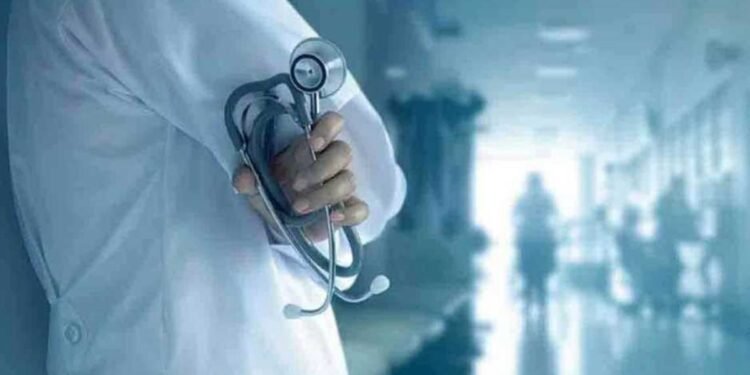 പകൽവെളിച്ചത്തിൽ തട്ടിപ്പ്: കേരളത്തിൽ 35 വർഷം വിലസി വ്യാജ ഡോക്ടർമാർ, ഒരാൾ ഗൈനക്കോളജിസ്റ്റ് ആയത് 7 വർഷം 1 doctor