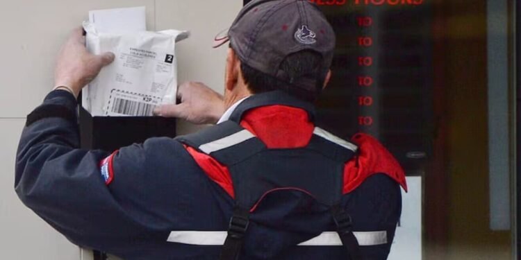 വീട്ടിലെത്തേണ്ട മെയിൽ ഇനി വഴിയിൽ; കടുത്ത നടപടികളുമായി കാനഡ പോസ്റ്റ് 1 man