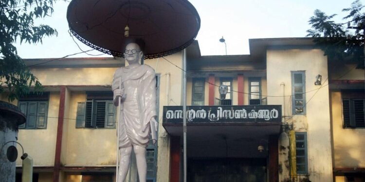 തല കമ്പിയിൽ ഇടിച്ചും കൈ മുറിച്ചും പരാക്രമം; ലഹരിക്ക് അടിമയായ തടവുകാരനെ ആശുപത്രിയിലേക്ക് മാറ്റി 1 jail