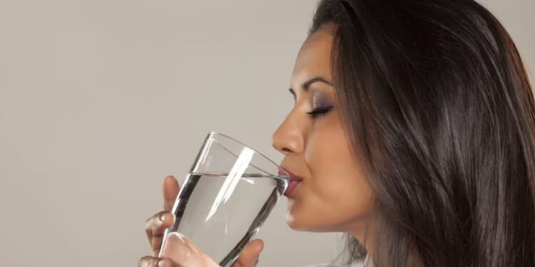 നിങ്ങൾ ദിവസം എത്ര ഗ്ലാസ് വെള്ളം കുടിക്കും? ഇനി ടെൻഷൻ നിയന്ത്രിക്കാൻ വെള്ളം സഹായിക്കും, പുതിയ പഠനം 1 drink water