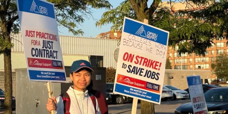 ഒന്റാറിയോയിൽ പണിമുടക്ക് ആരംഭിച്ച് പതിനായിരത്തിലേറെ കോളേജ് സ്റ്റാഫ്; പ്രതിസന്ധിയിൽ വിദ്യാഭ്യാസ മേഖല 1 posters