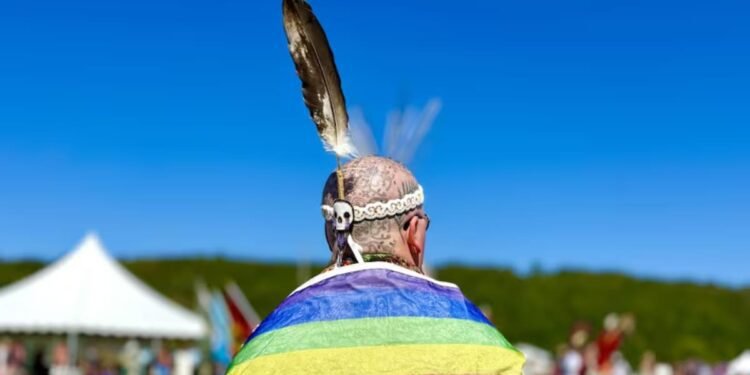 വസ്ത്രങ്ങളല്ല, ആത്മാവിന്റെ ഭാഗം; ഇവ തൊടാൻ ശ്രമിച്ചാൽ അവരുടെ ഊർജ്ജം നഷ്ടമാകും 1 man