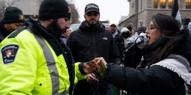 പലസ്തീൻ പ്രക്ഷോഭകർക്ക് ചുമത്തിയ പിഴകൾ പിൻവലിച്ച് ഒട്ടാവ നഗരം 1 Palestinian