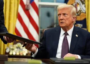 ട്രംപ് ഭരണത്തിൽ ജീവനക്കാരുടെ കൊഴിഞ്ഞുപോക്ക്; നാളെ നടക്കുന്നത് അമേരിക്കൻ ചരിത്രത്തിലെ ഏറ്റവും വലിയ കൂട്ടരാജി! 1 Trump administration