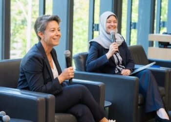 കാനഡയുടെ ഭാവി കുടിയേറ്റ സ്ത്രീകളുടെ കൈകളിൽ! 'പാത്വേസ് ടു ഇൻക്ലൂഷൻ' ഉച്ചകോടിയിൽ കരുത്തുറ്റ പ്രഖ്യാപനം 1 Rania Llewellyn (L) in a fireside chat with Sara Asalya (R) at the event