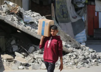 വെടിനിർത്തൽ കരാറിന് ആദ്യ തിരിച്ചടി: ഗാസയിലേക്കുള്ള മാനുഷിക സഹായം താൽക്കാലികമായി നിർത്തി ഇസ്രായേൽ!; യുദ്ധമുഖത്ത് വീണ്ടും സംഘർഷം 1 Israel launches air strikes in Gaza, accusing Hamas of 'blatant violation of ceasefire'