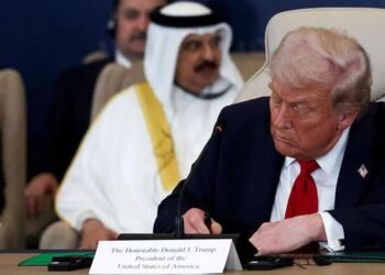 രണ്ടു വർഷത്തെ നരകയാതനകൾക്ക് വിരാമം; 20 ഇസ്രായേലി ബന്ദികൾ വീടണഞ്ഞു!; ട്രംപിന്റെ പദ്ധതി വിജയം 1 Trump and world leaders sign Gaza ceasefire deal as hostages reunite with families