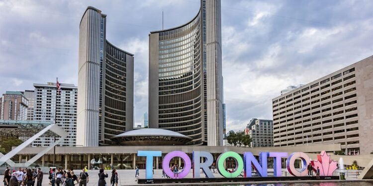 ടൊറന്റോയിൽ ജോലി, മിസ്സിസാഗയിൽ താമസം: മലയാളി പ്രൊഫഷണലുകൾക്ക് ഇത് മികച്ച ഓപ്ഷനാവുന്നത് എങ്ങനെ... 1 Toronto, Canada's largest city