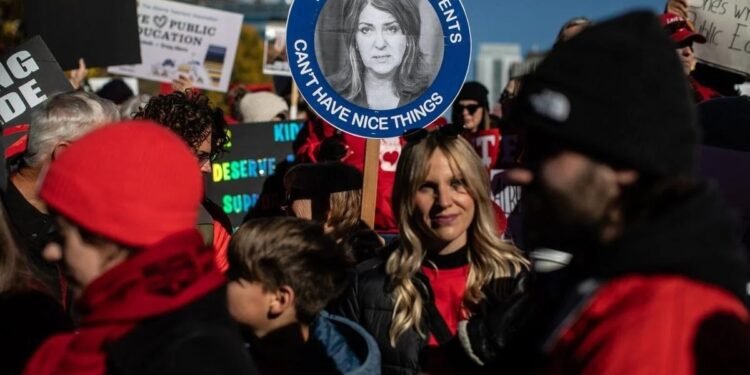 പ്രതിസന്ധിക്ക് മറുപടി സമരത്തിലൂടെ; ആൽബർട്ടയിൽ സ്കൂളുകൾ അടച്ചു, അധ്യാപകർ തെരുവിൽ!