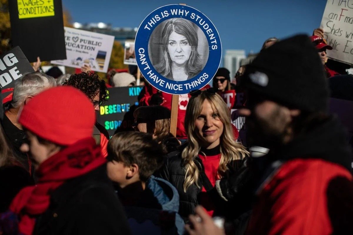 പ്രതിസന്ധിക്ക് മറുപടി സമരത്തിലൂടെ; ആൽബർട്ടയിൽ സ്കൂളുകൾ അടച്ചു, അധ്യാപകർ തെരുവിൽ!
