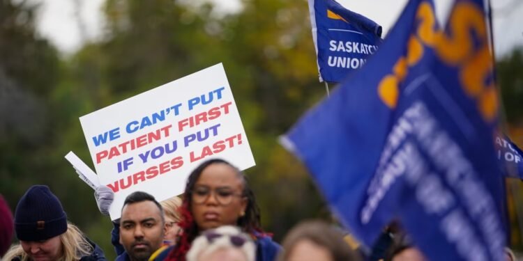 ആശുപത്രി വരാന്തകളിലെ തിരക്ക്: സസ്‌കാച്ചെവനിൽ ആരോഗ്യവകുപ്പിനെതിരെ നഴ്‌സസ് യൂണിയൻ