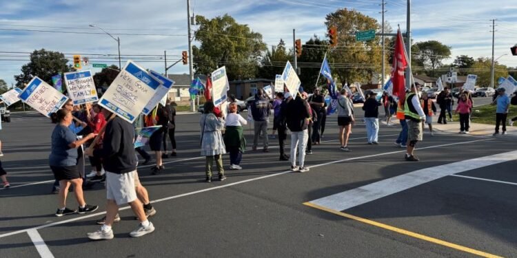 ജോലി സുരക്ഷയാണ് ആവശ്യം: ക്യാമ്പസ് അടച്ചുപൂട്ടലുകൾക്കിടെ അവകാശങ്ങൾക്കായി പോരാടി ഒന്റാരിയോ കോളേജ് ജീവനക്കാർ 1 ജോലി സുരക്ഷയാണ് ആവശ്യം: ക്യാമ്പസ് അടച്ചുപൂട്ടലുകൾക്കിടെ അവകാശങ്ങൾക്കായി പോരാടി ഒന്റാരിയോ കോളേജ് ജീവനക്കാർ