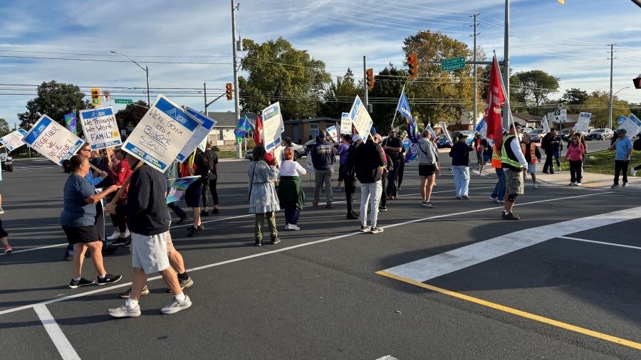 ജോലി സുരക്ഷയാണ് ആവശ്യം: ക്യാമ്പസ് അടച്ചുപൂട്ടലുകൾക്കിടെ അവകാശങ്ങൾക്കായി പോരാടി ഒന്റാരിയോ കോളേജ് ജീവനക്കാർ