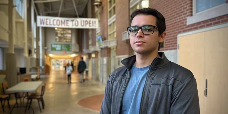 വിദ്യാഭ്യാസ സ്വപ്നങ്ങൾ തകരുന്നു: ട്യൂഷൻ ഫീസ് കണ്ടെത്താൻ കാനഡയിൽ വിദ്യാർത്ഥികളുടെ നെട്ടോട്ടം