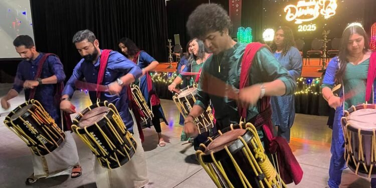 മതം മറന്ന് ഒരൊറ്റ മനസ്സോടെ ദീപാവലി; ആർ.ബി.സി. കൺവെൻഷൻ സെന്ററിൽ ഒത്തുചേർന്നത് ആയിരങ്ങൾ