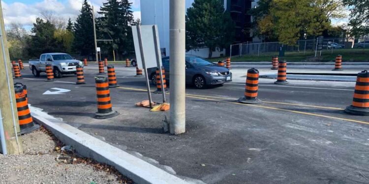 കിച്ചനറിൽ റോഡിന് നടുവിൽ വഴി മുടക്കിയായി തൂണുകൾ!; ആശയക്കുഴപ്പത്തിലായത് ഡ്രൈവർമാർ 1 road