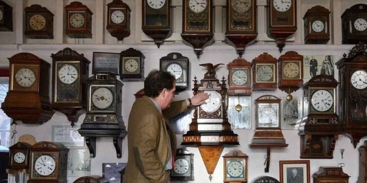 'ഒഴിവാക്കാൻ സമയമായി, DST-കൊണ്ട് ബുദ്ധിമുട്ടുകൾ മാത്രം'; പുതിയ ബിൽ അവതരിപ്പിക്കാനൊരുങ്ങി ലിബറൽ എം.പി. 1 clocks