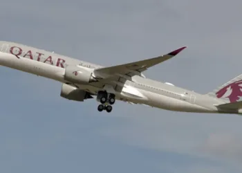 വിമാനത്തിൽ വെജിറ്റേറിയൻ ഭക്ഷണത്തിന് പകരം നൽകിയത് നോൺ-വെജ്; സസ്യാഹാരം ലഭിക്കാതെ 85-കാരന് ദാരൂണാന്ത്യം; നഷ്ടപരിഹാരത്തിന് കേസ് 1 qatar-airways-