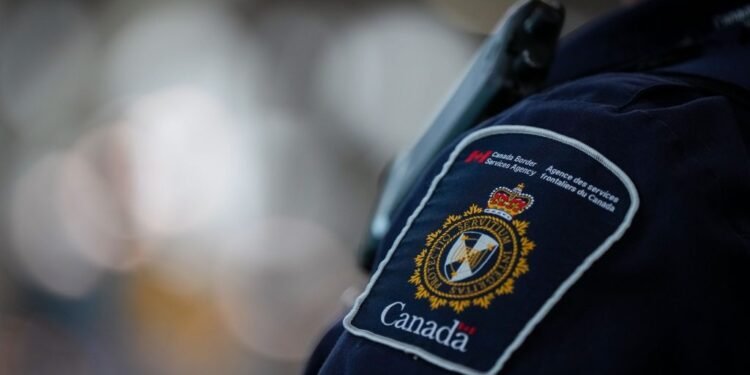കാനഡയിൽ കുടിയേറ്റ ‘വേട്ട’ തുടങ്ങി: നിയമം ലംഘിക്കുന്നവരെ പിടികൂടാൻ CBSA-യുടെ വ്യാപക റെയ്‌ഡുകൾ!