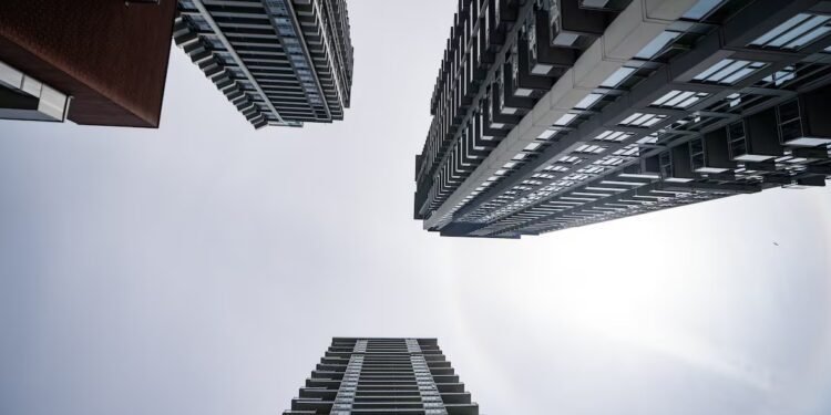 ബി.സി.യിൽ ഭവന പ്രതിസന്ധി: കോണ്ടോ വിൽപ്പന കുറഞ്ഞതോടെ സറേയിലെ പുതിയ പ്രോജക്റ്റുകൾ തടഞ്ഞുവെച്ച് ഡെവലപ്പർമാർ