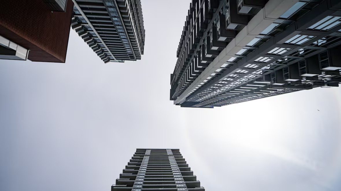 ബി.സി.യിൽ ഭവന പ്രതിസന്ധി: കോണ്ടോ വിൽപ്പന കുറഞ്ഞതോടെ സറേയിലെ പുതിയ പ്രോജക്റ്റുകൾ തടഞ്ഞുവെച്ച് ഡെവലപ്പർമാർ