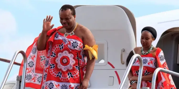 ആഫ്രിക്കൻ രാജാവ് 15 ഭാര്യമാരുമായി വിമാനത്താവളത്തിൽ; ഇത് ലോകം കണ്ട ഏറ്റവും വലിയ 'റോയൽ എൻട്രൻസ്'; അടച്ചിട്ടത് മൂന്ന് ടെർമിനലുകൾ 1 abu-dhabi-airport