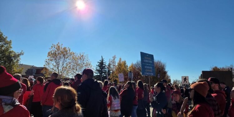 ആൽബർട്ട ടീച്ചേഴ്സ് അസോസിയേഷൻ പ്രതിഷേധം: ചർച്ച വേണ്ട, നിയമം മതി എന്ന് സർക്കാർ