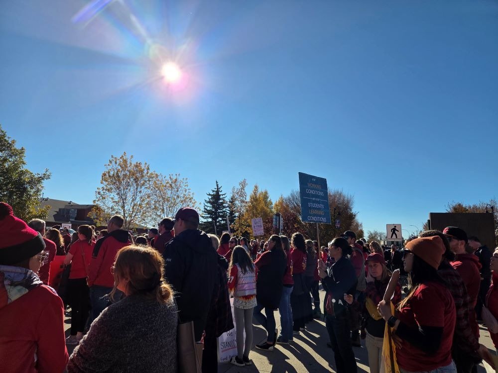 ആൽബർട്ട ടീച്ചേഴ്സ് അസോസിയേഷൻ പ്രതിഷേധം: ചർച്ച വേണ്ട, നിയമം മതി എന്ന് സർക്കാർ