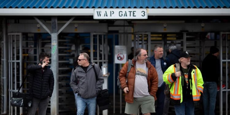 മാറുന്ന ലോകം, മായുന്ന ജോലികൾ: AI കാരണം നിങ്ങൾ പുറത്താകുമോ? ലേഓഫ് സൂചനകൾ എങ്ങനെ തിരിച്ചറിയാം!