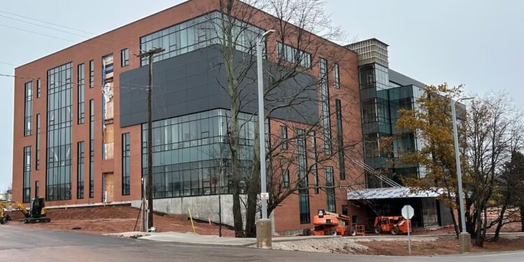 പ്രവൃത്തിയിലൂടെ പഠനം: UPEI-യിലെ പുതിയ മെഡിക്കൽ സിമുലേഷൻ സെന്റർ ശ്രദ്ധേയമാകുന്നു; വിദ്യാർത്ഥികൾക്ക് യഥാർത്ഥ പരിശീലനം 1 പ്രവൃത്തിയിലൂടെ പഠനം: UPEI-യിലെ പുതിയ മെഡിക്കൽ സിമുലേഷൻ സെന്റർ ശ്രദ്ധേയമാകുന്നു; വിദ്യാർത്ഥികൾക്ക് യഥാർത്ഥ പരിശീലനം