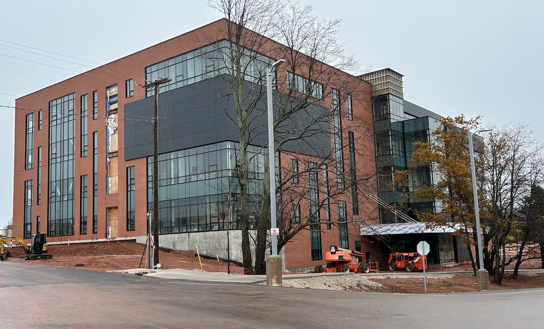 പ്രവൃത്തിയിലൂടെ പഠനം: UPEI-യിലെ പുതിയ മെഡിക്കൽ സിമുലേഷൻ സെന്റർ ശ്രദ്ധേയമാകുന്നു; വിദ്യാർത്ഥികൾക്ക് യഥാർത്ഥ പരിശീലനം