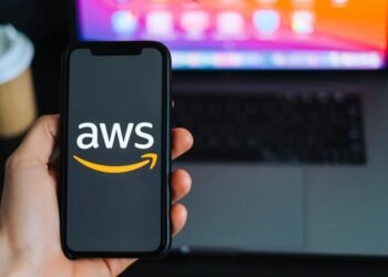 ഇന്റർനെറ്റ് ലോകത്തെ ‘നിശ്ചലമാക്കി’ AWS: ആമസോൺ ക്ലൗഡ് തകരാറിൽ സ്നാപ്ചാറ്റ്, റോബ്ലോക്സ് ഉൾപ്പെടെയുള്ള വൻകിട സേവനങ്ങൾ പണിമുടക്കി!