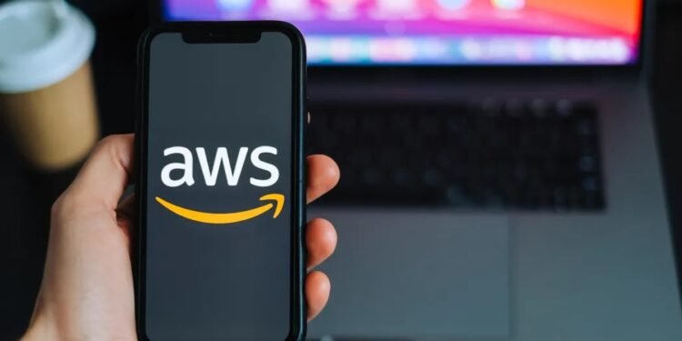 ഇന്റർനെറ്റ് ലോകത്തെ ‘നിശ്ചലമാക്കി’ AWS: ആമസോൺ ക്ലൗഡ് തകരാറിൽ സ്നാപ്ചാറ്റ്, റോബ്ലോക്സ് ഉൾപ്പെടെയുള്ള വൻകിട സേവനങ്ങൾ പണിമുടക്കി!