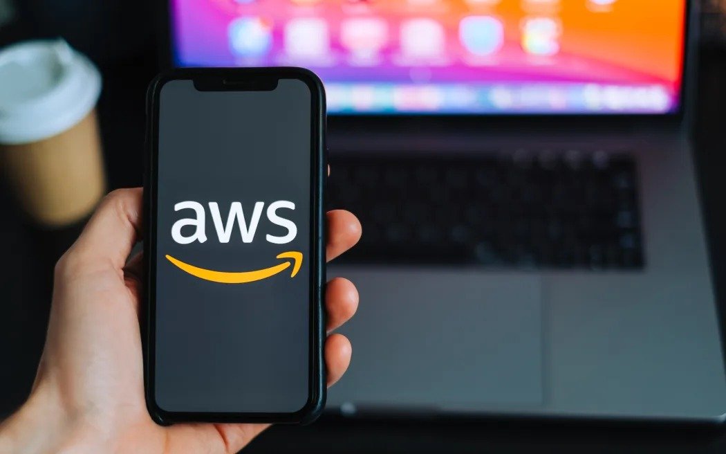 ഇന്റർനെറ്റ് ലോകത്തെ ‘നിശ്ചലമാക്കി’ AWS: ആമസോൺ ക്ലൗഡ് തകരാറിൽ സ്നാപ്ചാറ്റ്, റോബ്ലോക്സ് ഉൾപ്പെടെയുള്ള വൻകിട സേവനങ്ങൾ പണിമുടക്കി!