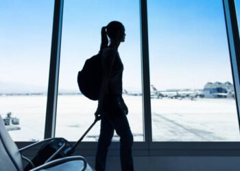 woman traveloing alone