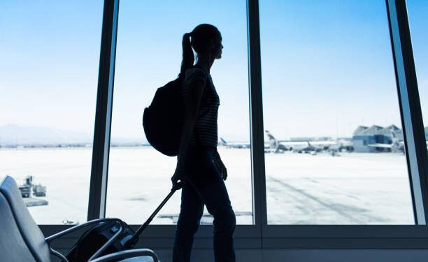 woman traveloing alone