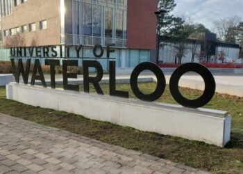 സർക്കാർ ഇടപെടൽ വേണ്ട! വിദ്യാർത്ഥി ഫണ്ടുകൾ തട്ടിയെടുക്കുന്ന ബിൽ 33-നെതിരെ വാട്ടർലൂ വിദ്യാർത്ഥികൾ തെരുവിൽ 1 A university of Waterloo sign