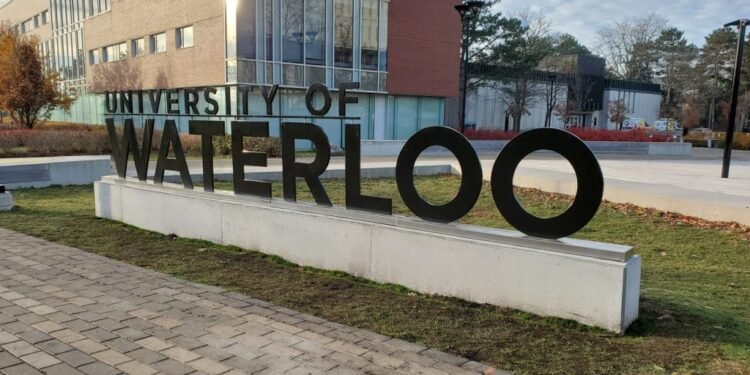 സർക്കാർ ഇടപെടൽ വേണ്ട! വിദ്യാർത്ഥി ഫണ്ടുകൾ തട്ടിയെടുക്കുന്ന ബിൽ 33-നെതിരെ വാട്ടർലൂ വിദ്യാർത്ഥികൾ തെരുവിൽ 1 A university of Waterloo sign