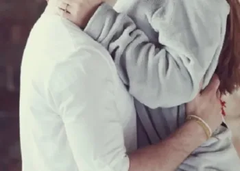 കവർച്ചയ്ക്ക് മുൻപ് 'റൊമാൻസ്'!; അമേരിക്കയിൽ റെസ്റ്റോറൻ്റ് അടിച്ച് തകർത്ത് കമിതാക്കളുടെ പ്രണയലീല, CCTV ദൃശ്യങ്ങൾ പുറത്ത് 1 US Couple Intimate Robbery Read more at: https://www.oneindia.com/international/us-couple-caught-on-cctv-having-sex-moments-before-robbing-restaurant-7900457.html