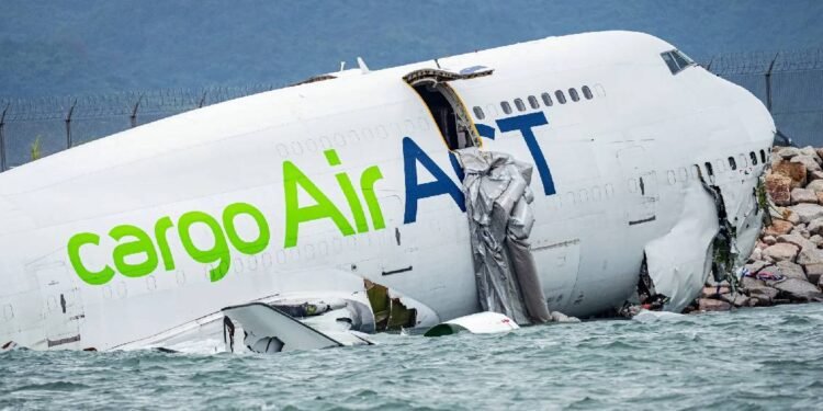 ഹോങ്കോങ് വിമാനത്താവളത്തിൽ വൻ ദുരന്തം; ചരക്കുവിമാനം റൺവേയിൽ നിന്ന് തെന്നി കടലിൽ വീണു; രണ്ടുപേർക്ക് ദാരുണാന്ത്യം