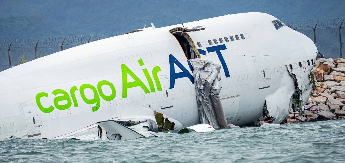 ഹോങ്കോങ് വിമാനത്താവളത്തിൽ വൻ ദുരന്തം; ചരക്കുവിമാനം റൺവേയിൽ നിന്ന് തെന്നി കടലിൽ വീണു; രണ്ടുപേർക്ക് ദാരുണാന്ത്യം